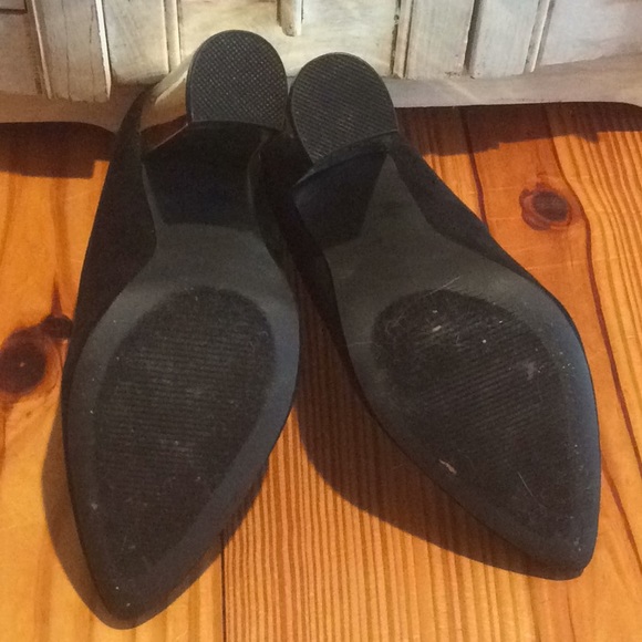 Classic Black Pumps w/ Gold Stacked Platform Heel - Picture 3 of 4